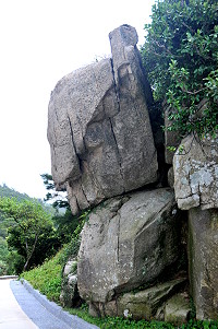 　上村往播音站路旁一巨石岌岌可危，民眾建議及早處理。（圖／文：陳鵬雄） 