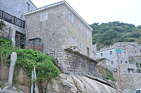 　芹壁一民宅基礎建在陡峭斜坡上，石匠高超技巧讓石牆數十年屹立不搖。（圖／文：陳鵬雄）