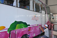 　南北竿十多輛堪用的老舊公車由專業技師進行外觀塗裝及防鏽作業，可延長使用壽命。（圖／文：陳鵬雄）