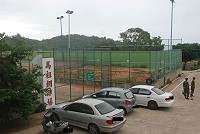 有關介壽網球場練習區遭民眾堆積土壤並且上鎖一案,教育局仍不放棄溝通,希望以溫和的方式輔導民眾申請土地所有權登記。(圖/文:邱竟瑋)