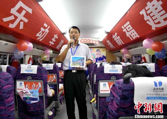 9月26日，馬祖副縣長陳敬忠在動車上“賣”旅遊。(圖／中新社發王東明攝）