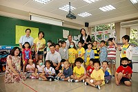 感謝馬祖教職員工對地區教育的辛勞,縣長楊綏生昨日上午前往介壽國中小贈送教職員鮮花,各校教職員也將陸續收到此一祝福。(圖/文:邱竟瑋)