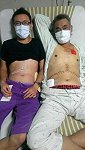 馬防部通資連二兵李孟學於手術成功後與父親在病床上合影。(圖/文:林廷宇)