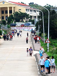 　東引「世界無車日」健行活動，3百餘位軍民響應。（圖／文：陳其敏）