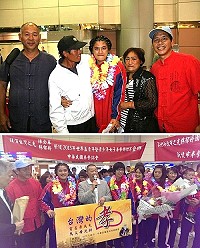 世青女錦拳賽中華隊昨返抵國門,拳擊協會及校方等親友團盛大迎接,(圖下)議長陳貴忠(左2)、金牌陳念琴(左3)、中華民國拳擊協會理事長李武男(圖中持麥克風者)、金牌林郁婷(右3、新北市)及陳念琴向議長說,會想回馬祖看看。(圖:連江縣議會提供)