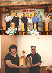 (上圖)立榮航空2日於南竿遊客中心宣布全新的優惠專案,縣長楊綏生(中)、立榮首席副總陳雄智(左二)、馬管處長王忠銘(右二)、副處長林建成(左一)、縣府觀光局長劉德全(右一)等人按鈕進行啟動儀式;(下圖)縣長贈送國內各大旅行社踩線團及記者團媽祖風燈禮盒。(圖/文:邱竟瑋)