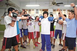 →教練柯文明(右一)和隊友們為陳念琴歡呼。(黃筱珮攝)