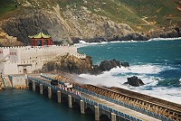 　東北季風增強，東引島與中柱島連堤的越浪情況愈來愈頻繁，大小車輛都不約而同改行尚未正式通車的新海橋，以減少浪花的飛濺。（圖／文：陳其敏） 