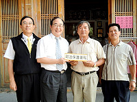 地檢署在馬祖境天后宮設置司法保護據點,便利民眾尋求司法保護;昨天由福建高等法院金門分院檢察署檢察長刑泰釗及連江地檢署檢察長黃玉垣共同前往主持設置儀式,並感謝曾主委的大力幫忙。(圖/文:曹重偉)