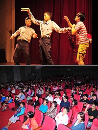 國立台灣藝術教育館藝術巡演到馬祖,由國防大學政治作戰學院應用藝術系104年班演出「三人行不行、夢想方程式」,林嘉偉、黃惠蓮、李宗陽3位演員串起生活化的趣味劇情,以及不可思議的一人分飾三角,逗得全場觀眾哄堂大笑。(圖/文:曹重偉)