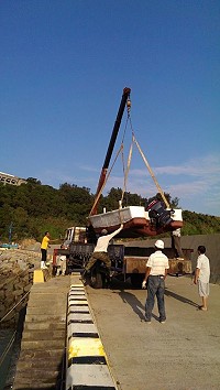 山隴澳口防颱準備,船隻用吊車遷離,以策安全。(圖:馬管處劉志芬提供)