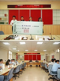 經濟部能源局長歐嘉瑞昨天訪問馬祖,頒贈本縣101年在「夏月•節電中」競賽所獲得的全國第1名獎金新台幣1千萬元。縣府已初步規劃,將此經費用來做節能宣導活動,及風光互補LED路燈。(圖/文:邱竟瑋)