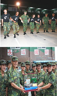 (上圖)陸軍司令李翔宙上將與馬防部砲四連弟兄開心合影。(下圖)陸軍司令李翔宙上將親至北竿長波據點,並致贈模型勉勵弟兄。(圖/文:林廷宇)