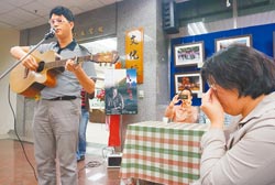 「登山怪傑」李小石回顧展6日首度移師桃園平鎮,長子李堯憶及亡父獻唱自創曲「聞君遠遊」。(楊宗灝攝)