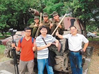 大溪鎮仁義里長黃禎(右)到中壢龍岡大操場探班,鼓舞元智大學崇青社成員趕拍榮民一生微電影。 記者劉愛生/攝影
