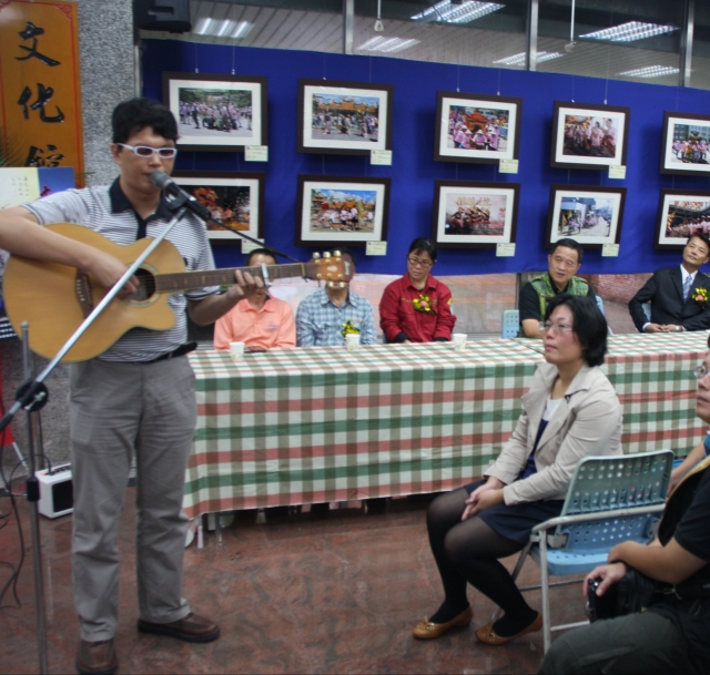李小石長子李堯唱自己譜的詞曲悼念父親。(圖/陳建霖/大紀元)