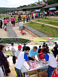 縣立醫院今年度病人安全宣導與健康促進闖關活動6日歡樂登場,吸引近300位鄉親前往同樂;參加鄉親只要通過各關卡及簽章後即可領到宣導品及參加抽獎活動,各關卡都是大排長龍,熱鬧非凡。(圖/文:曹重偉)