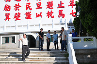 為了解枕戈待旦園區美化工程進度及各樓層規劃,縣長楊綏生昨天上午特別前往視察,聽取觀光局及顧問公司簡報及說明,對於規劃項目表示大致滿意。(圖/文:曹重偉)