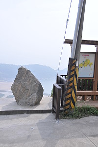 　壁山標高石附近一高壓電桿，地區旅遊業者建議遷移。（圖／文：陳鵬雄）