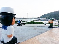 福澳福山照壁紀念園區下方入口處的Q版迎賓陸軍哥、海軍妹彩繪石像造型。(圖/宋志富)