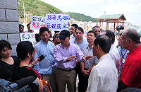 本月7日在立法院發言說博弈將朝在桃園機場航空園區內設置的方向努力的交通部長葉匡時,昨天隨副院長毛治國來馬為媽祖宗教文化園區落成剪綵,遭到議員王長明率高舉「捨棄馬祖、藐視民主」、「公投通過、意義何在」看板的群眾擋道陳情。(圖/文:曹重偉)