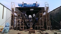 縣長楊綏生12日前往視察新臺馬輪建造進度,請廠商積極依約施作,不因工程會工期展延調解結果未定而停滯。(圖:連江縣政府提供)