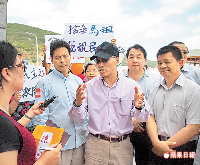 交通部長葉匡時(左三)參與宗教盛會後,遭馬祖民眾抗議。 胡依北攝