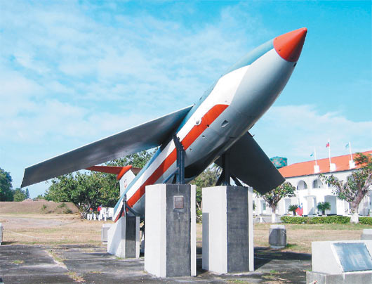 美軍當年協防台灣,曾在台南基地內部署攜帶核彈頭的屠牛士飛彈,美軍撤離後,留了一個彈殼供紀念,目前仍留在台南機場內。 圖/高智陽提供 全文網址: 美當年駐台核武 是屠牛士飛彈 | 台曾有核武基地 | 國內要聞 | 聯合新聞網 http://udn.com/NEWS/NATIONAL/NATS5/8222611.shtml#ixzz2hdYeQHwy Power By udn.com