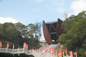 連江縣政府和馬祖國家風景區合作,在媽祖宗教文化園區的媽祖巨神像下方,打造船型眺望台,造型別具特色。 圖/連江縣政府提供