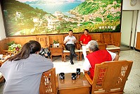 　於13日媽祖昇天祭時來馬尋根的桃園龍德宮一行昨天拜會縣長楊綏生，結合外製單位進行訪問，盼能將媽祖於馬祖得道昇天的傳說，結合馬祖觀光的特色介紹給台灣信眾。（圖／文：邱竟瑋）