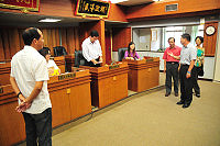 連江縣議會第5屆第9次臨時大會昨召開預備會議,由出席議員針對議程進行確認;縣長楊綏生會前特別率秘書長劉羽茵、府會聯絡人局長王詩乾前往議會拜訪,與議員們握手寒暄,預祝此次臨時會順利圓滿。(圖/文:曹重偉)