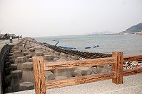 清水濕地外的海漂垃圾攔截索日前疑遭風浪損毀,有民眾建議可以加以拆除,並以其他方式增進處理海漂垃圾效率。(圖/文:邱竟瑋)