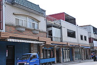 　塘岐中正路多間國宅進行門面外牆裝修，但內部結構老舊問題卻一直存在。（圖／文：陳鵬雄）