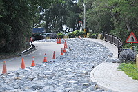 　上村至午沙路段有一半的老舊路面全面敲除重新灌漿。（圖／文：陳鵬雄）
