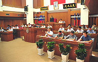 連江縣議會第5屆第9次臨時大會昨正式開議,由議長陳貴忠擊槌宣布大會正式開議,首日議程為請縣長楊綏生就「因應軍醫裁撤,如何擴編各島醫院組織及提升醫療品質」作專案報告,再由出席議員提出質詢。(圖/文:曹重偉)