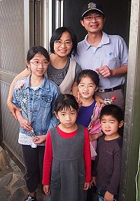 　東引禮拜堂一家6口：爸爸陳耿信、媽媽孟樹珍、大女兒陳馨（誠心）、老二陳逸（誠意）、老三陳諾（承諾）、老四陳箴（成真）。 （圖／文：陳其敏） 