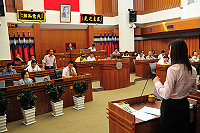 連江縣議會臨時大會議程昨天進行馬祖酒廠營運現況及未來展望專案報告,出席議員都對酒廠的發展相當關注,董事長葉金旺頻頻起身接招。(圖/文:曹重偉)
