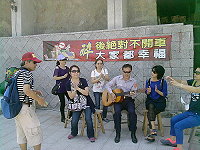 北竿警察所交通安全宣導結合現場音樂會,成功吸引遊客目光。(圖:北竿警察所提供)
