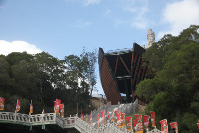 連江縣政府和馬祖國家風景區管理處合作,在媽祖宗教文化園區的媽祖巨神像下方,打造船型眺望台,造型別具特色。(圖:連江縣政府提供)