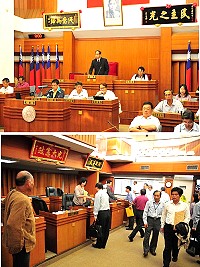 議長陳貴忠敲下議事槌,象徵縣議會第5屆第9次臨時大會圓滿劃下句點;散會後,官員們也趨前向議員們握手致意。(圖/文:曹重偉)