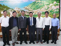 　前農委會主任委員陳武雄及水保局局長黃明耀前往縣府拜訪縣長楊綏生，此次主要目的是討論連江縣無毒農業生產及農村再生。（圖／文：沈佳瑩）