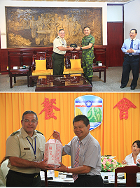 (上圖)張參謀代表馬防部致贈遠朋班學員長蘭達菲利將軍馬祖紀念帽。(下圖)楊縣長代表縣府致贈遠朋班學員長蘭達菲利將軍媽祖雕像。(圖/文:林廷宇)