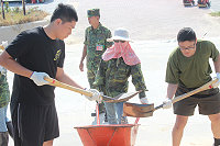 　弟兄與鄉民共同戮力保持北竿環境的整潔。（圖／文：陳竑道）