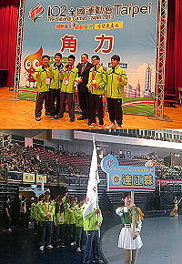 馬祖角力代表隊參加102年全運會20日首日戰績獲獎4選手與全國角力協會理事長張聰榮(中)合影及19日開幕式馬祖代表隊進場前隊伍。(圖:連江縣政府教育局)