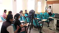 　文化局「文創育成系列課程」上週於民俗文物館開跑，邀請到大台灣旅遊網新聞部主任范綱武抵馬開講，為學員帶來「網路行銷如何創造文創商機」、「社群時代來臨！好故事創造感動與商機」課程。（圖：縣府文化局提供）
