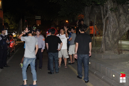 事件發生後兩方人馬仍在現場爭論。(王中聖／攝)