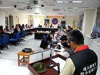 連江縣102年動員、災防、戰綜會報第2次定期會,各組單位提報戰災及海上衝突災害發生後處置應變作法。(圖:宋志富)