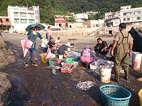 　橋仔漁民蝦蛄大豐收，搶鮮饕客碼頭現撈現買。（圖：橋仔漁民提供）