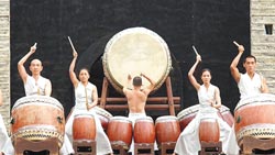 優人神鼓在新竹物流支持下,從3月起以「祈福守護.共生循環」理念,進行為台灣祈福的巡迴公演。27日新竹物流與優人神鼓將再度攜手,於新北市新莊陽光草坪舉辦《金剛心》戶外大型公益祈福公演。(池雅蓉攝)
