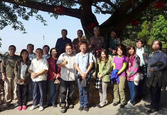 片倉佳史(前排左5)25日率首發旅遊團南竿活動,福澳九榕閣榕樹下合影。(圖/馬管處余政哲提供)